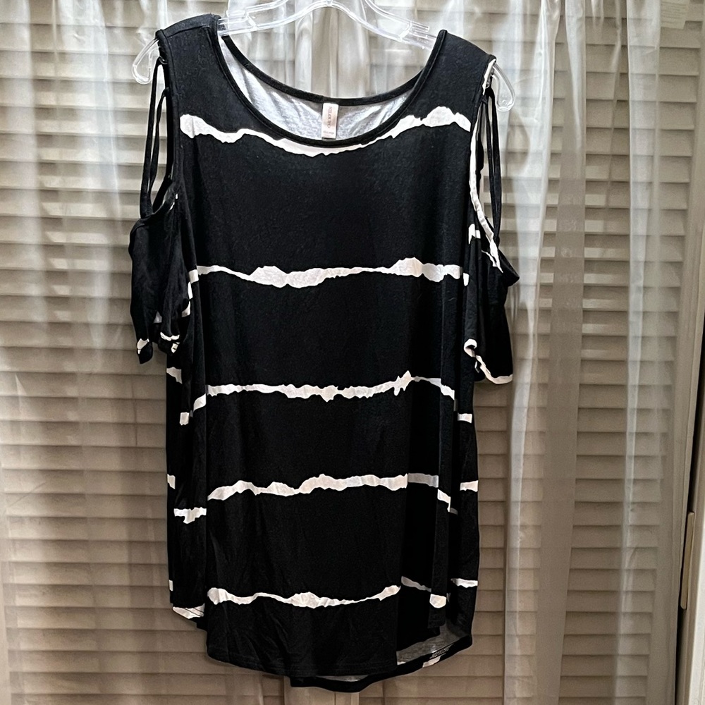 NILOUFO Women’s Top with Peekaboo Shoulders. Sz XXL.